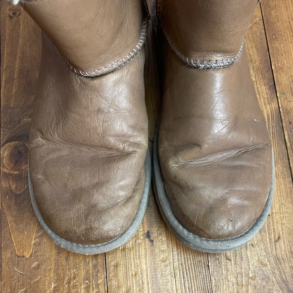 Ugg Bailey Bow tan boots Womens size 7 - Picture 3 of 9